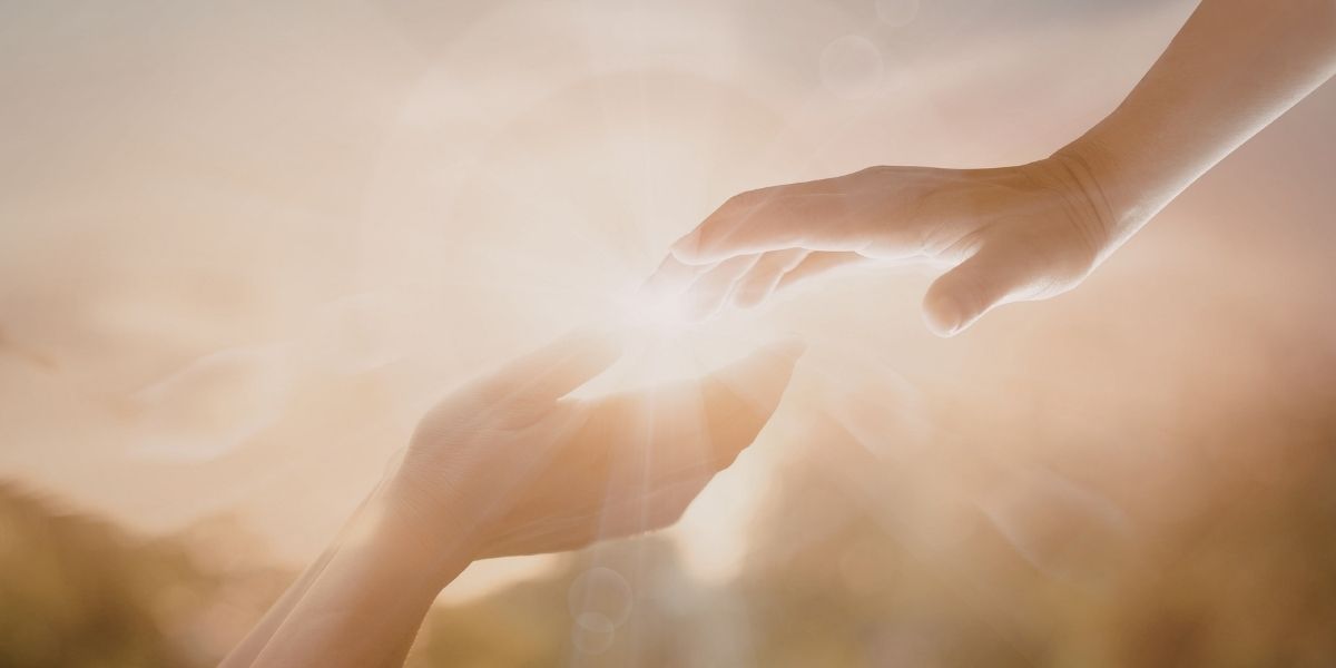 手と手を取り合う様子。