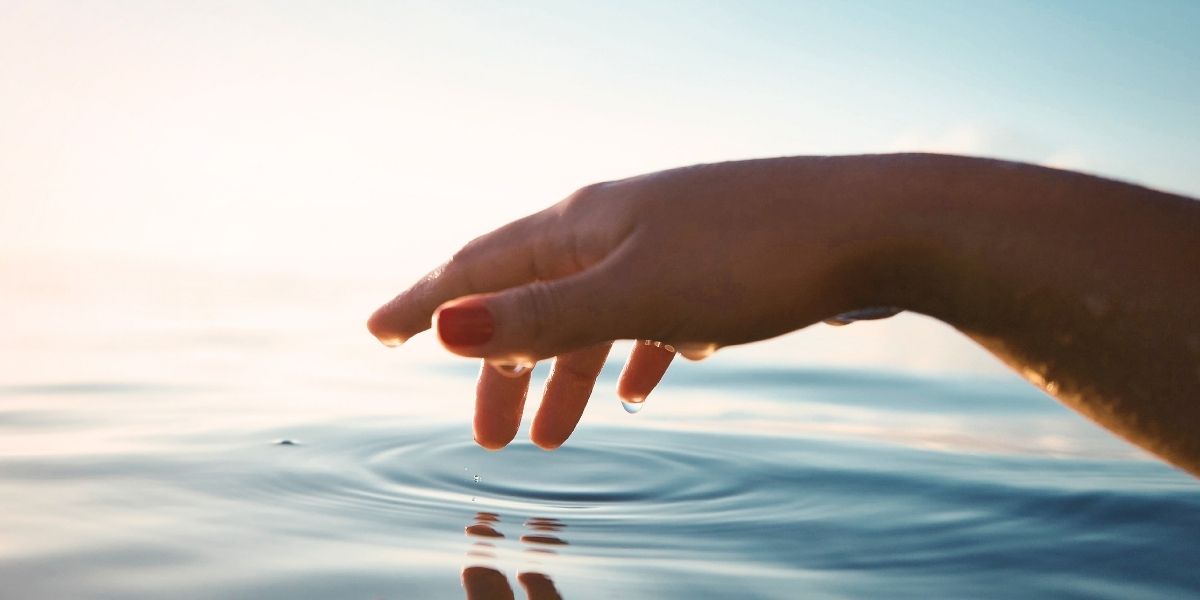 水の中にそっと指を置いてみる。そこに広がる水の波紋。