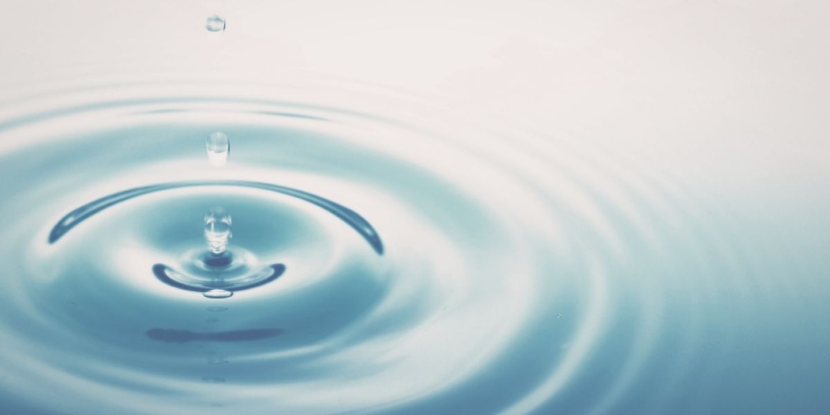 水が一滴一滴落ちてきて、水の輪が出来ていく様子。