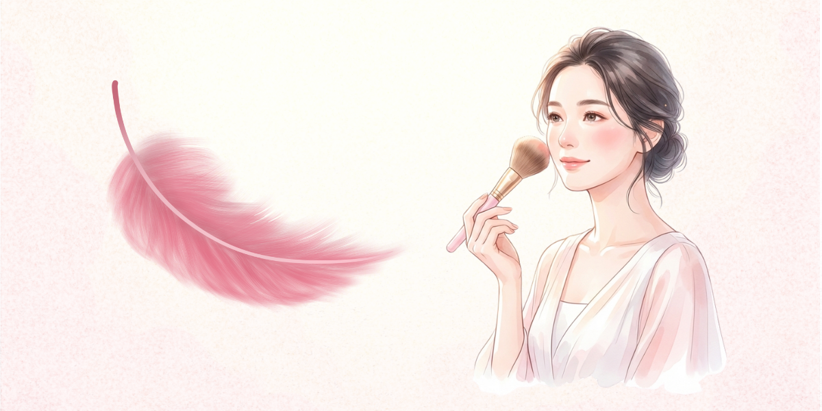 女性がメイクブラシを持って顔の周りをやさしくなでている様子。