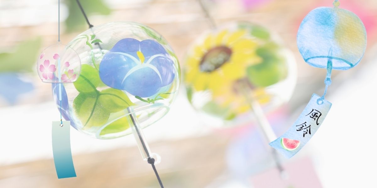 朝顔の模様と、ひまわり模様の風鈴が揺れる。