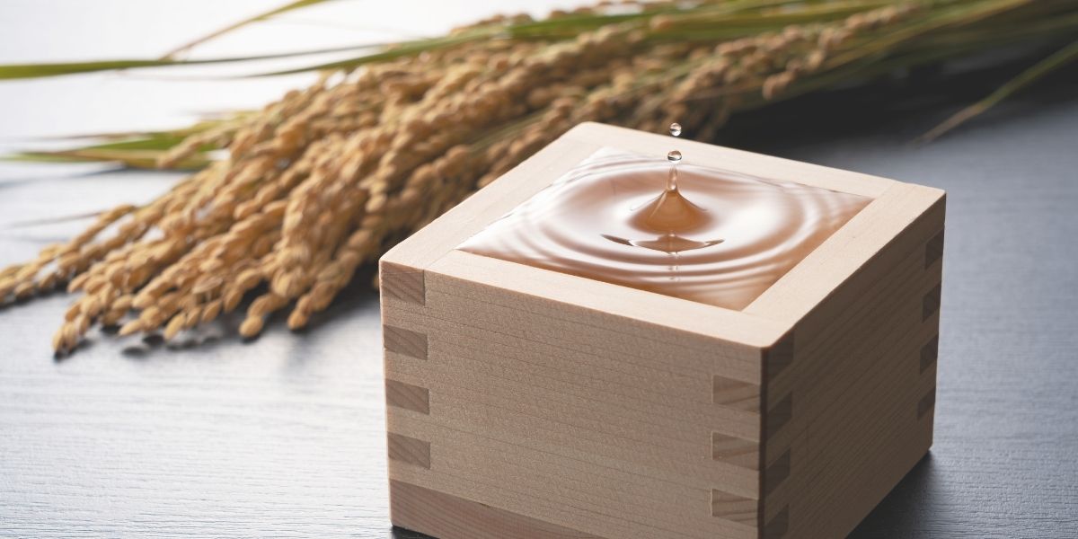 酒マスになみなみのお酒。