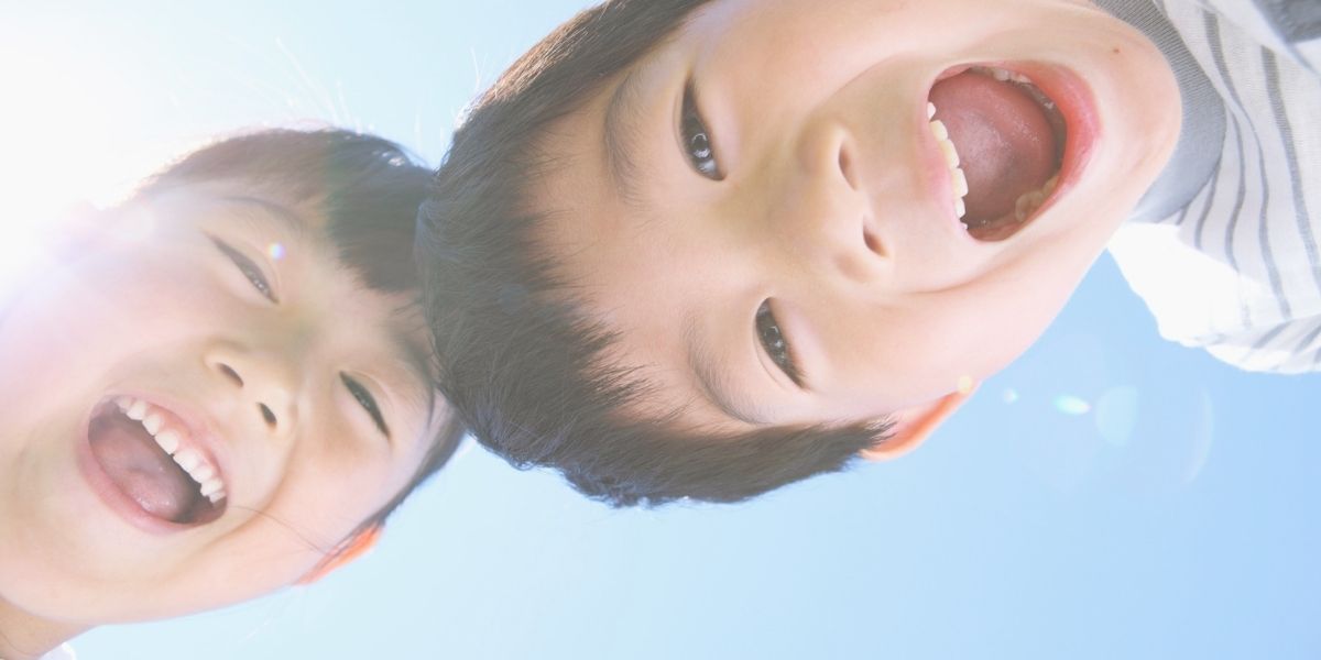 笑顔いっぱいに、覗き込んでいる子供たち。