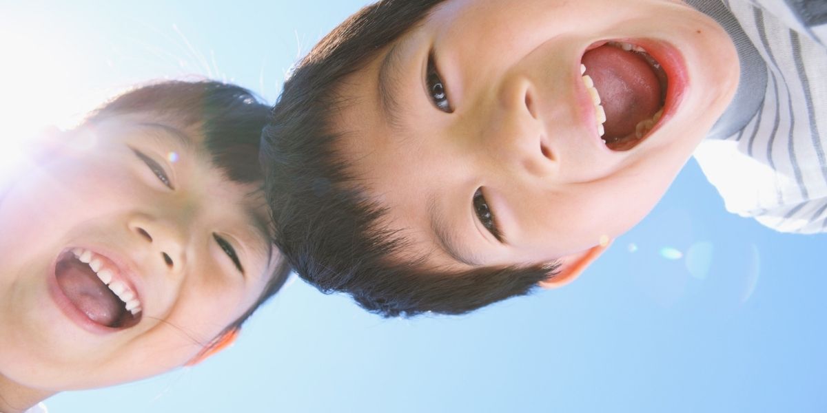 笑顔いっぱいに、覗き込んでいる子供たち。