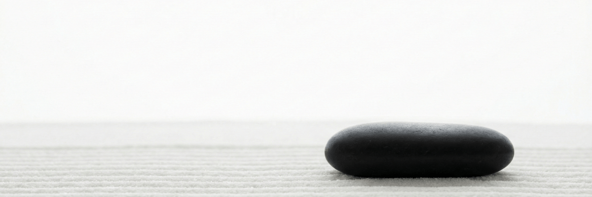 静寂、禅の庭のようなイメージ。枯山水のような白い砂の上にの黒い玉石の構図。