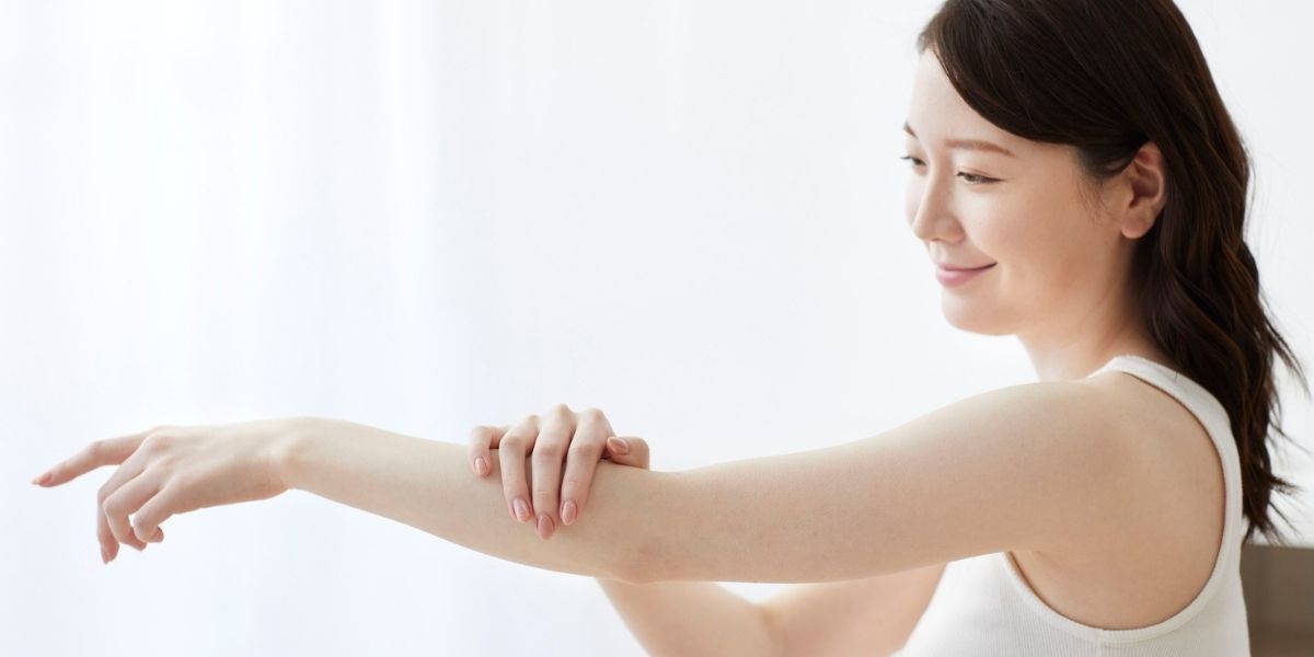 女性が自分の手をなでながらケアをしている様子。