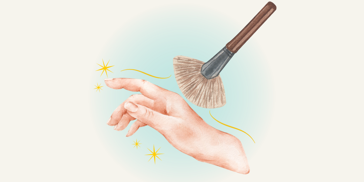 ブラシで手をケアして輝いている様子。