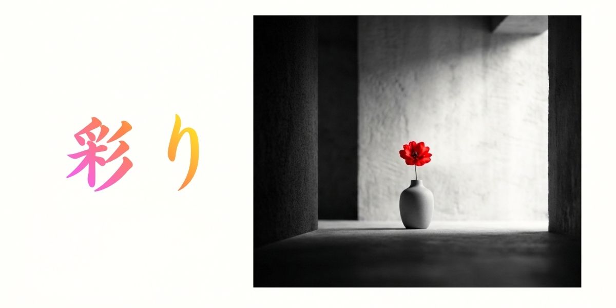 薄暗い中に、パッと目を引く真っ赤な花。お気に入りの花瓶に入れて。