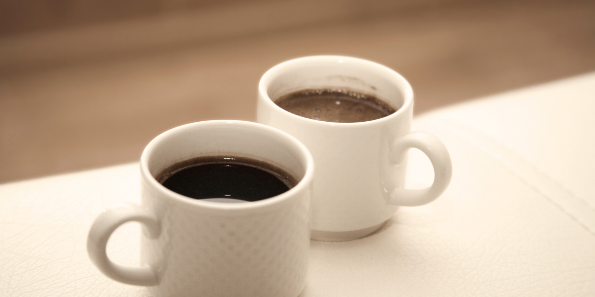 コーヒーが入ったコーヒーカップが二つ仲良く並んでいる。