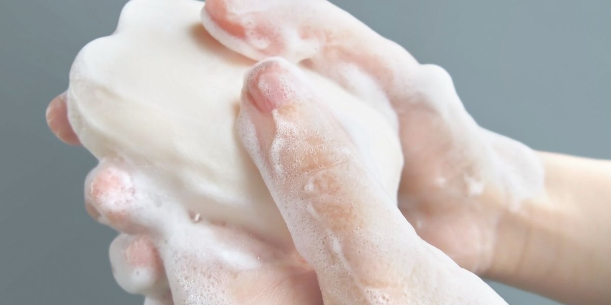 せっけんで手を洗う様子