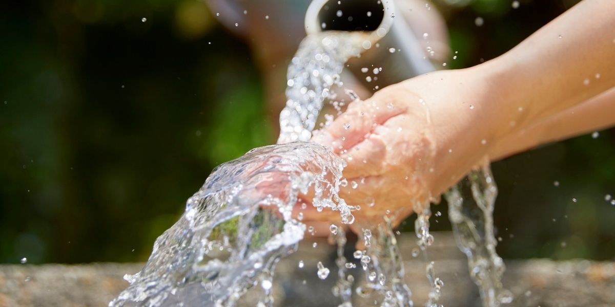 きれいな水で手を洗う様子。水しぶきが飛んでいる。