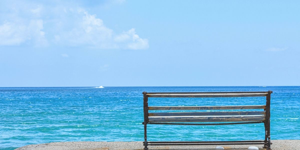 青空と海の境界線が美しい風景。ゆったりと時間が過ぎるイメージ。