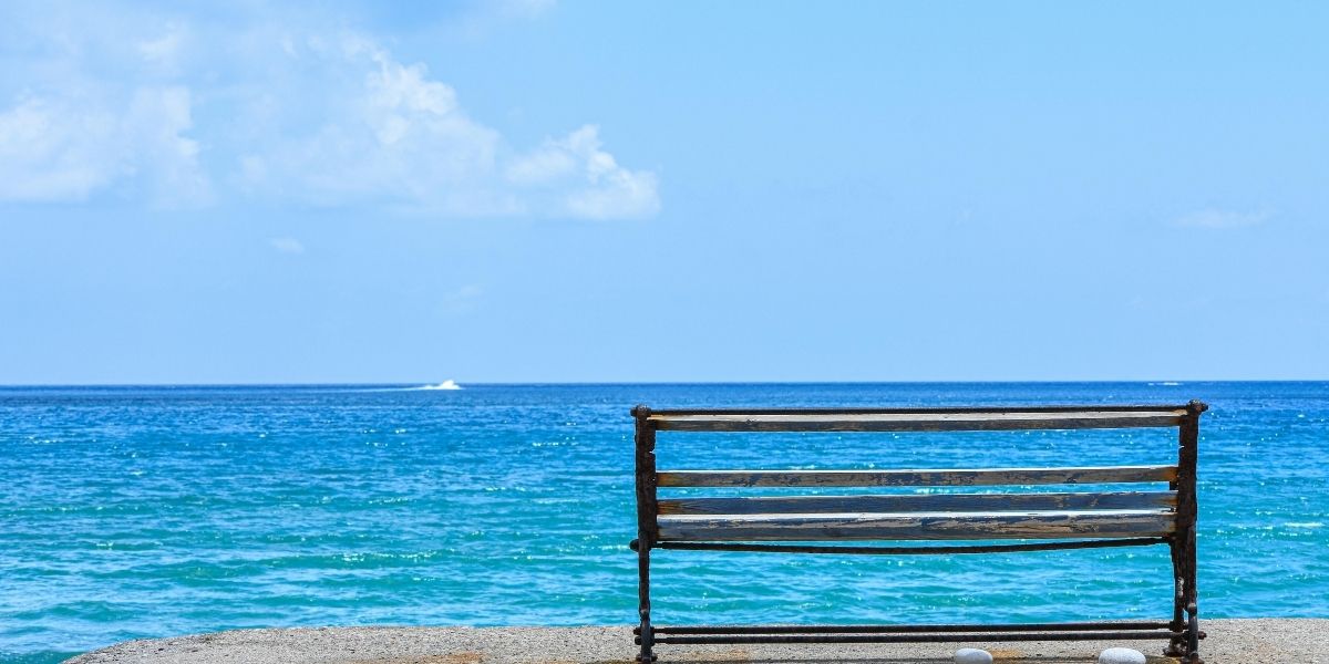 青空と海の境界線が美しい風景。ゆったりと時間が過ぎるイメージ。