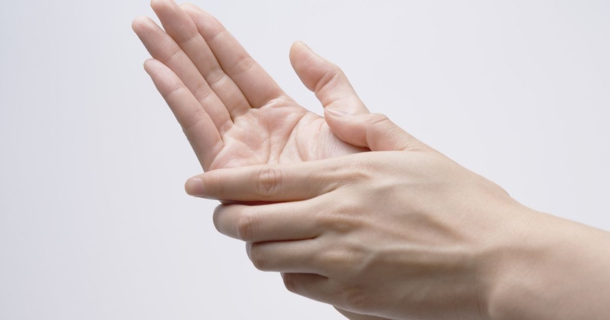 女性の手のアップ。